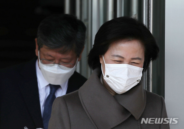 [과천=뉴시스] 박미소 기자 = 추미애 법무부 장관과 이용구 신임 법무부 차관이 3일 오후 경기도 정부과천 법무부 청사를 나서고 있다. 2020.12.03. misocamera@newsis.com