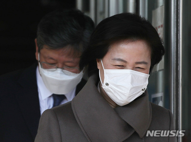 [과천=뉴시스] 박미소 기자 = 추미애 법무부 장관과 이용구 신임 법무부 차관이 3일 오후 경기도 정부과천 법무부 청사를 나서고 있다. 2020.12.03. misocamera@newsis.com