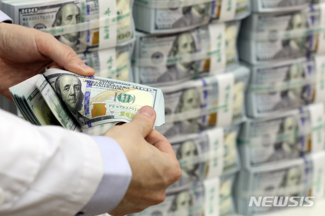 환율 하락에 달러 사재기?…11월 개인 달러예금 사상 최대