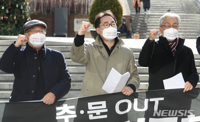[서울=뉴시스] 이윤청 기자 = 보수성향 인사들이 3일 서울 중구 명동성당 앞에서 민주회복 비상시국회의 제안 기자회견을 열고 구호를 외치고 있다. 2020.12.03. radiohead@newsis.com