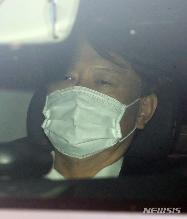 [서울=뉴시스]홍효식 기자 = 윤석열 검찰총장이 3일 오후 서울 서초구 대검찰청으로 들어서고 있다. 2020.12.03. yesphoto@newsis.com