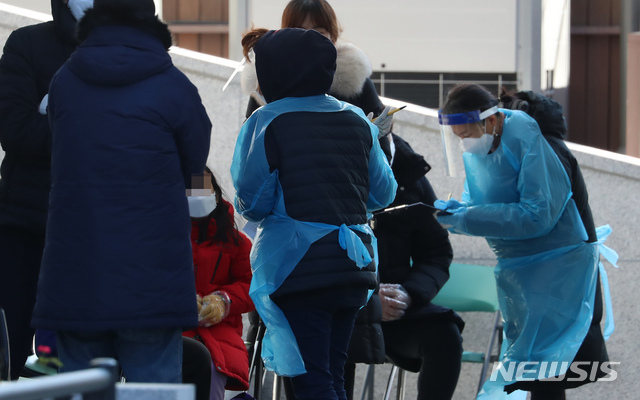 [서울=뉴시스] 고승민 기자 = 지난 3일 서울 중랑구청 선별진료소에서 의료진이 검사 업무를 보고 있다. 2020.12.03. kkssmm99@newsis.com