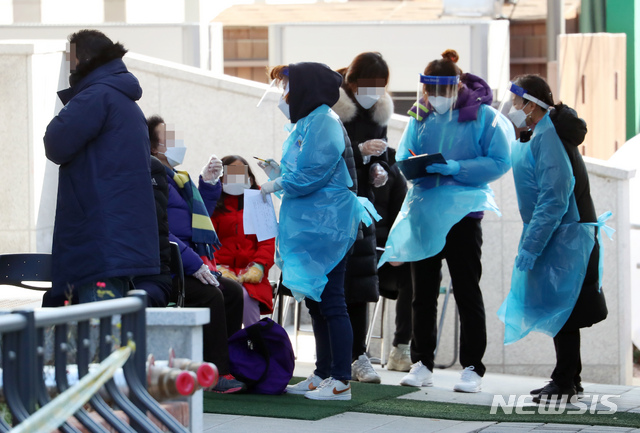 [서울=뉴시스] 고승민 기자 = 질병관리청 중앙방역대책본부에 따르면 코로나19 누적 확진자가 전날 0시 이후 540명 늘어난 것으로 집계된 3일 서울 중랑구청 선별진료소에서 의료진이 검사 업무를 보고 있다. 지역별 서울 260명, 경기 137명, 인천 22명, 부산 15명, 충남 13명, 경남 13명, 경북 10명, 충북 9명 등이다. 2일에 이어 이틀째 전국 17개 시·도 전역에서 지역사회 감염이 발생했다. 2020.12.03. kkssmm99@newsis.com