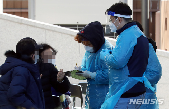 [서울=뉴시스] 고승민 기자 = 질병관리청 중앙방역대책본부에 따르면 코로나19 누적 확진자가 전날 0시 이후 540명 늘어난 것으로 집계된 3일 서울 중랑구청 선별진료소에서 의료진이 검사 업무를 보고 있다. 지역별 서울 260명, 경기 137명, 인천 22명, 부산 15명, 충남 13명, 경남 13명, 경북 10명, 충북 9명 등이다. 2일에 이어 이틀째 전국 17개 시·도 전역에서 지역사회 감염이 발생했다. 2020.12.03. kkssmm99@newsis.com