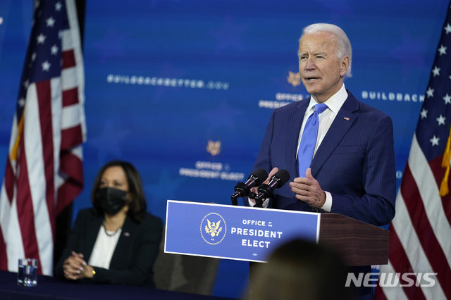 [윌밍턴=AP/뉴시스] 1일(현지시간) 미국 델라웨어주 윌밍턴에서 조 바이든 미국 대통령 당선인(오른쪽)이 경제팀을 소개하고 있다. 왼쪽은 카멀라 해리스 부통령 당선인. 2020.12.03. 