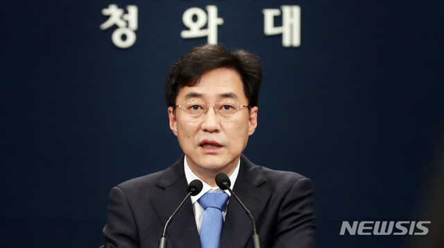 [서울=뉴시스]박영태 기자 = 강민석 대변인이 3일 오후 청와대 춘추관 대브리핑 룸에서 현안관련 브리핑을 하고 있다. 2020.12.03. since1999@newsis.com
