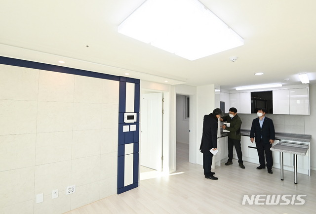 [수원=뉴시스] 김종택기자 = 정부의 전세대책 핵심인 '공공전세' 신축주택이 3일 오후 경기도 수원시 장안구 송죽동 쵸이스 파크에서 공개돼 LH 관계자들이 주택 내부를 살펴보고 있다. 공공전세는 한국토지주택공사(LH)등 공공주택사업자가 도심 내 다세대·다가구,오피스텔 등 신축주택을 매입해 중산층 가구에 2022년까지 한시적으로 공급하는 새로운 유형의 공공 임대다. 2020.12.03.jtk@newsis.com
