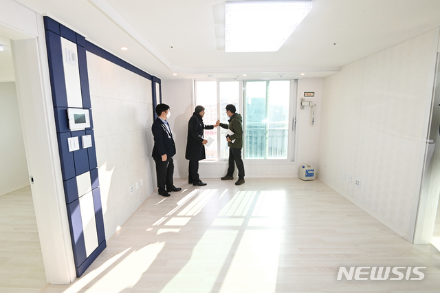 [수원=뉴시스] 김종택기자 = 정부의 전세대책 핵심인 '공공전세' 신축주택이 3일 오후 경기도 수원시 장안구 송죽동 쵸이스 파크에서 공개돼 LH 관계자들이 주택 내부를 살펴보고 있다. 공공전세는 한국토지주택공사(LH)등 공공주택사업자가 도심 내 다세대·다가구,오피스텔 등 신축주택을 매입해 중산층 가구에 2022년까지 한시적으로 공급하는 새로운 유형의 공공 임대다. 2020.12.03.jtk@newsis.com