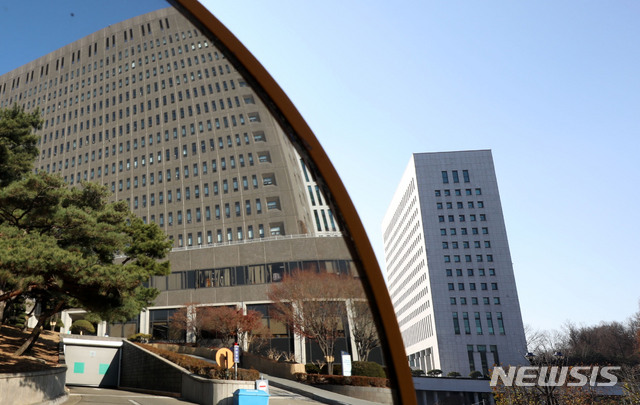 [서울=뉴시스]홍효식 기자 = 윤석열 검찰총장의 직무배제 사태 이후 김욱준 서울중앙지검 1차장검사의 사의 표명 등 검찰 내부에 극심한 내홍을 앓고 있는 가운데 지난 3일 오후 서울 서초구 중앙지검 청사 앞 반사경에 중앙지검이 비치고 있다. 오른쪽은 대검찰청의 모습. 2020.12.03. yesphoto@newsis.com