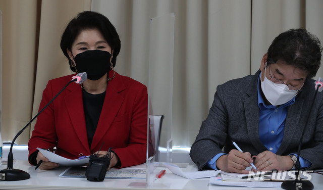 [서울=뉴시스] 김진아 기자 = 국민의힘 서울 시장 후보로 나선 조은희 서울 서초구청장이 2일 서울 마포동 마포구현대빌딩에서 열린 '도 좋은 세상으로 포럼'에 참석해 발언하고 있다. (공동취재사진) 2020.12.03. photo@newsis.com