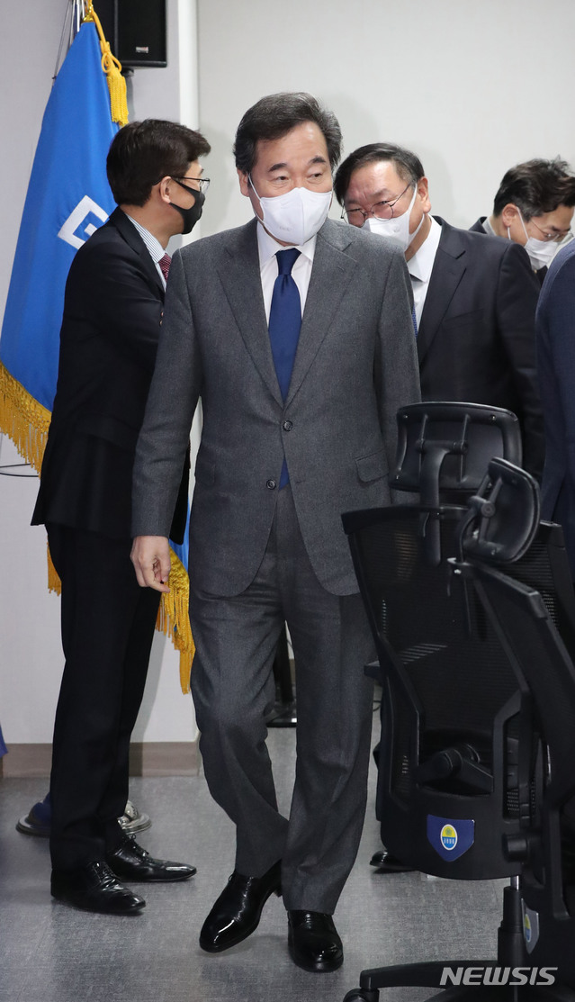 [서울=뉴시스] 김진아 기자 = 이낙연 더불어민주당 대표가 3일 서울 여의도 국회의원회관에서 열린 미래입법과제 상임위 간사단 연석회의에 참석하고 있다. (공동취재사진) 2020.12.03. photo@newsis.com