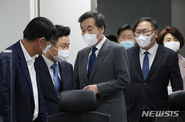 [서울=뉴시스] 김진아 기자 = 이낙연 더불어민주당 대표가 3일 서울 여의도 국회의원회관에서 열린 미래입법과제 상임위 간사단 연석회의에 참석해 인사를 나누고 있다. (공동취재사진) 2020.12.03. photo@newsis.com