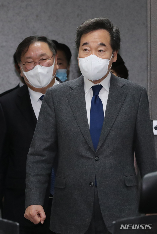 [서울=뉴시스] 김진아 기자 = 이낙연 더불어민주당 대표가 3일 서울 여의도 국회의원회관에서 열린 미래입법과제 상임위 간사단 연석회의에 참석하고 있다. (공동취재사진) 2020.12.03. photo@newsis.com