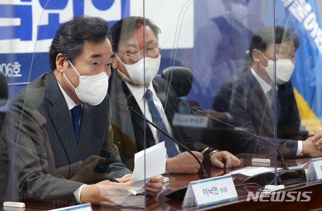 [서울=뉴시스] 김진아 기자 = 이낙연 더불어민주당 대표가 3일 서울 여의도 국회의원회관에서 열린 미래입법과제 상임위 간사단 연석회의에서 발언을 하고 있다. (공동취재사진) 2020.12.03. photo@newsis.com