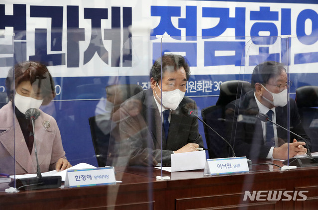 [서울=뉴시스] 김진아 기자 = 이낙연 더불어민주당 대표가 3일 서울 여의도 국회의원회관에서 열린 미래입법과제 상임위 간사단 연석회의에서 발언을 하고 있다. (공동취재사진) 2020.12.03. photo@newsis.com