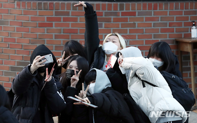 [서울=뉴시스] 이영환 기자 = 3일 오후 서울 용산구 성심여자고등학교에서 2021학년도 대학수학능력시험을 마친 수험생들이 시험장을 나서며 기념촬영을 하고 있다.2020.12.03. 20hwan@newsis.com