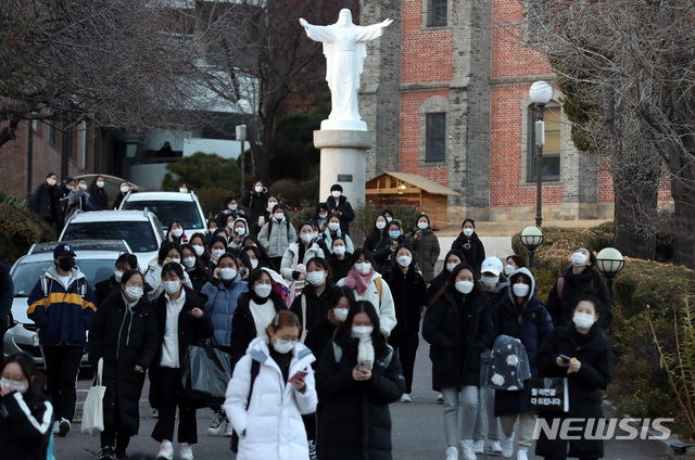 [서울=뉴시스] 이영환 기자 = 3일 오후 서울 용산구 성심여자고등학교에서 2021학년도 대학수학능력시험을 마친 수험생들이 시험장을 나서고 있다.2020.12.03. 20hwan@newsis.com