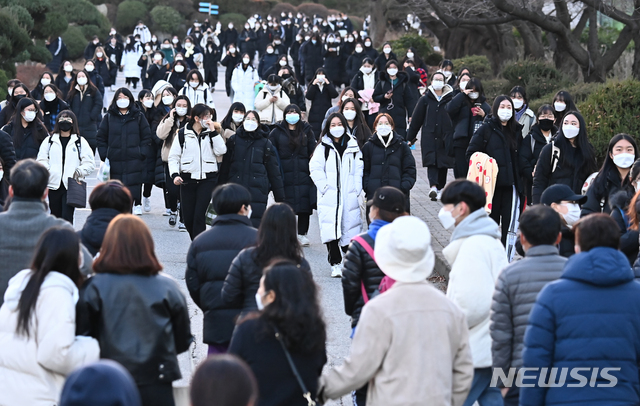 [수원=뉴시스] 김종택기자 = 2021학년도 대학수학능력시험일인 3일 오후 경기도 수원시 팔달구 영복여자고등학교에서 시험을 마친 수험생들이 고사장을 나서고 있다. 2020.12.03. jtk@newsis.com