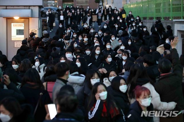 [서울=뉴시스]김선웅 기자 = 수능시험일인 3일 서울 강남구 개포고등학교에서 시험을 마친 수험생들이 시험장을 나서고 있다. 2020.12.03. mangusta@newsis.com