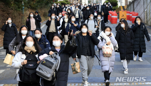 [광주=뉴시스] 류형근 기자 = 2021학년도 대학수학능력시험일인 3일 오후 광주 남구 봉선동 동아여자고등학교에서 수능을 마친 수험생들이 귀가하고 있다. (사진공동취재) 2020.12.03. photo@newsis.com