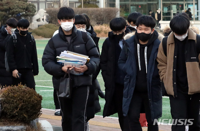 [인천=뉴시스] 이종철 기자 = 신종 코로나바이러스감염증(코로나19) 사태 속에 3일 오후 인천시 부평구 부평고등학교에서 치러진 2021학년도 대학수학능력시험(수능)시험을 마친 수험생들이 고사장을 나오고 있다. 2020.12.03. jc4321@newsis.com