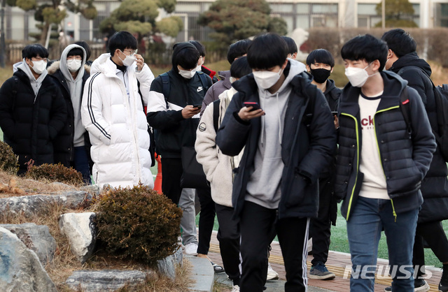 [인천=뉴시스] 이종철 기자 = 신종 코로나바이러스감염증(코로나19) 사태 속에 3일 오후 인천시 부평구 부평고등학교에서 치러진 2021학년도 대학수학능력시험(수능)시험을 마친 수험생들이 고사장을 나오고 있다. 2020.12.03. jc4321@newsis.com