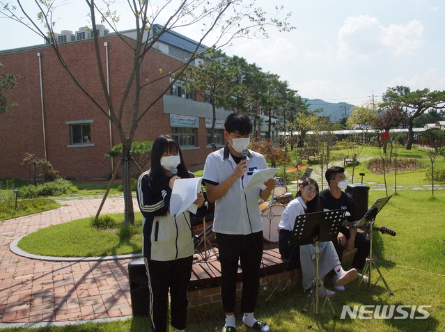 명상 숲에서 도개고등학교 학생들이 학습활동을 하고 있다 (사진=구미시 제공)