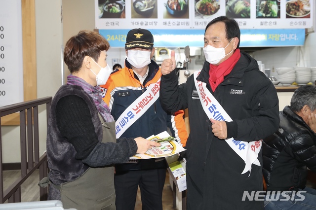 [천안=뉴시스]이종익 기자 = 박상돈 천안시장이 3일 두정동 일원에서 수능 이후 코로나19 확산 방지 및 사회적 거리두기 2단계 격상에 따른 코로나19 방역수칙 홍보물을 상인들에게 배부하고 있다. 2020.12.04. (사진=천안시 제공)  photo@newsis.com 