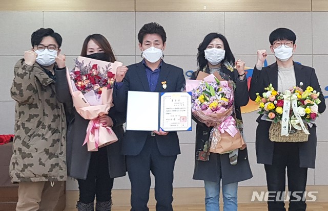 [창원=뉴시스] 4일 오후 경남지방중소벤처기업청 강당에서 김해삼방시장 안오영(가운데) 상인회장이 전통시장 및 상점가 활성화 유공자로 선정돼 대통령 표창을 받은 후 기념촬영을 하고 있다.(사진=경남중기청 제공) 2020.12.04. photo@newsis.com