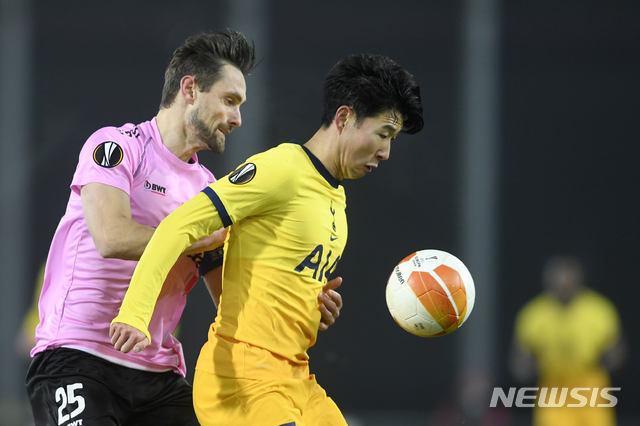  [린츠=AP/뉴시스]토트넘 손흥민이 3일(현지시간) 오스트리아 린츠의 린처 경기장에서 열린 2020-21 UEFA 유로파리그 조별리그 J조 5차전 LASK 린츠(오스트리아)와의 경기에 선발 출전해 공을 다투고 있다. 손흥민은 후반 11분 역전 골을 넣었고 토트넘은 3-3 무승부를 기록하며 리그 32강에 진출했다. 2020.12.04. 