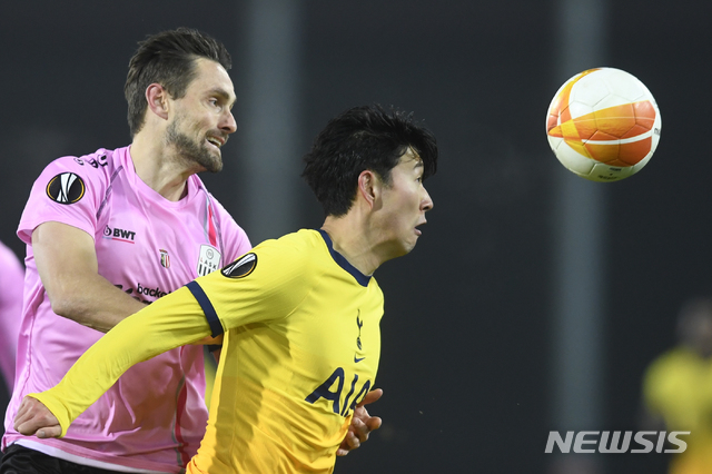 [린츠=AP/뉴시스]토트넘 손흥민이 3일(현지시간) 오스트리아 린츠의 린처 경기장에서 열린 2020-21 UEFA 유로파리그 조별리그 J조 5차전 LASK 린츠(오스트리아)와의 경기에 선발 출전해 공을 다투고 있다. 손흥민은 후반 11분 역전 골을 넣었고 토트넘은 3-3 무승부를 기록하며 리그 32강에 진출했다. 2020.12.04.