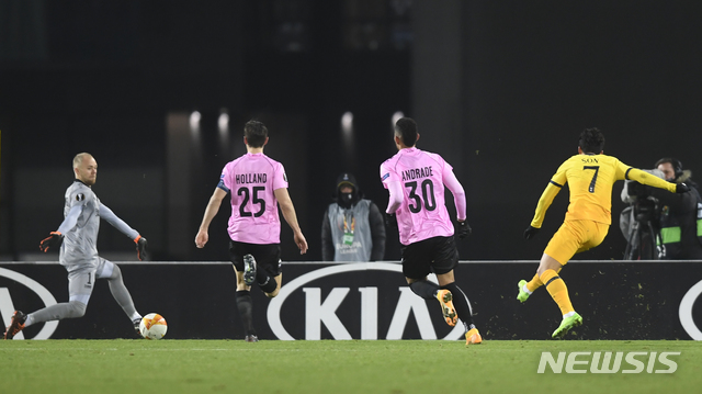 [린츠=AP/뉴시스]토트넘 손흥민이 3일(현지시간) 오스트리아 린츠의 린처 경기장에서 열린 2020-21 UEFA 유로파리그 조별리그 J조 5차전 LASK 린츠(오스트리아)와의 경기에 선발 출전해 팀의 두 번째 골을 넣고 있다. 손흥민은 시즌 12호 골을 기록했으며 토트넘은 3-3 무승부로 리그 32강에 진출했다. 2020.12.04.