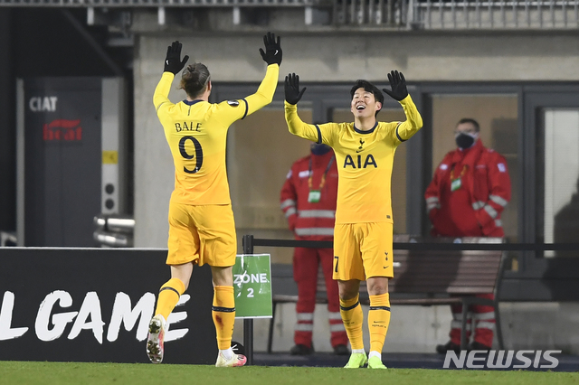 [린츠=AP/뉴시스]토트넘 손흥민이 3일(현지시간) 오스트리아 린츠의 린처 경기장에서 열린 2020-21 UEFA 유로파리그 조별리그 J조 5차전 LASK 린츠(오스트리아)와의 경기에 선발 출전해 팀의 두 번째 골을 넣고 개러스 베일과 기쁨을 나누고 있다. 손흥민은 시즌 12호 골을 기록했으며 토트넘은 3-3 무승부로 리그 32강에 진출했다. 2020.12.04. 