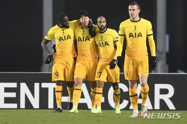 [린츠=AP/뉴시스]토트넘 손흥민이 3일(현지시간) 오스트리아 린츠의 린처 경기장에서 열린 2020-21 UEFA 유로파리그 조별리그 J조 5차전 LASK 린츠(오스트리아)와의 경기에 선발 출전해 팀의 두 번째 골을 넣고 동료들과 기쁨을 나누고 있다. 손흥민은 시즌 12호 골을 기록했으며 토트넘은 3-3 무승부로 리그 32강에 진출했다. 2020.12.04.