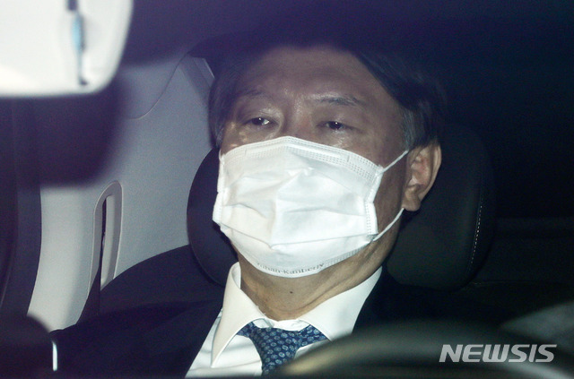 [서울=뉴시스]홍효식 기자 = 윤석열 검찰총장이 4일 오전 서울 서초구 대검찰청으로 출근하고 있다. 2020.12.04. yesphoto@newsis.com