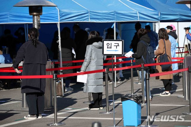 [서울=뉴시스]김선웅 기자 = 수능 다음날인 4일 서울 종로구 서울시교육청에 설치된 코로나19 선별진료소에서 수능 감독관으로 참여한 교직원들이 검사를 받기 위해 줄을 서고 있다. 시 교육청은 참여 교직원 및 관계요원 희망자 전원에게 코로나19 무료 진단검사를 제공한다고 밝혔다. 서울에 거주하는 수능 수험생과 학부모도 희망할 경우 서울시 선제검사를 통해 무료 진단검사를 받을 수 있다. 수능 감독관 선별진료소는 4곳에 설치된다. 종로구 시교육청 본청, 도봉구 북부교육지원청, 송파구 시교육청 학생체육관, 강서구 구 염강초등학교 부지에 마련된다. 한편 오늘 코로나바이러스 신규 확진자 수는 629명이다. 2020.12.04. mangusta@newsis.com