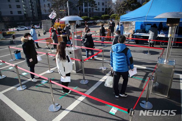 [서울=뉴시스]김선웅 기자 = 수능 다음날인 4일 서울 종로구 서울시교육청에 설치된 코로나19 선별진료소에서 수능 감독관으로 참여한 교직원들이 검사를 받기 위해 줄을 서고 있다. 시 교육청은 참여 교직원 및 관계요원 희망자 전원에게 코로나19 무료 진단검사를 제공한다고 밝혔다. 2020.12.04. mangusta@newsis.com
