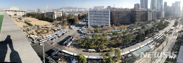 [서울=뉴시스] 최동준 기자 = 4일 서울 여의도 국회 인근 도로에 민주노총 및 산별노조의 집회에 대비해 경찰 차벽이 설치돼 있다. 2020.12.04. photocdj@newsis.com