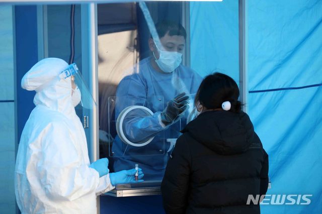 [서울=뉴시스]김선웅 기자 = 수능 다음날인 4일 서울 종로구 서울시교육청에 설치된 코로나19 선별진료소에서 의료진이 분주히 움직이고 있다. 시 교육청은 참여 교직원 및 관계요원 희망자 전원에게 코로나19 무료 진단검사를 제공한다고 밝혔다. 서울에 거주하는 수능 수험생과 학부모도 희망할 경우 서울시 선제검사를 통해 무료 진단검사를 받을 수 있다. 수능 감독관 선별진료소는 4곳에 설치된다. 종로구 시교육청 본청, 도봉구 북부교육지원청, 송파구 시교육청 학생체육관, 강서구 구 염강초등학교 부지에 마련된다. 한편 오늘 코로나바이러스 신규 확진자 수는 629명이다. 2020.12.04. mangusta@newsis.com