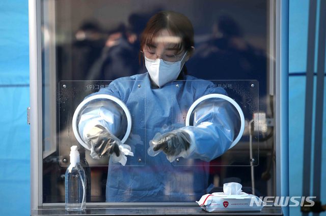 [서울=뉴시스] 김선웅 기자 = 2021학년도 대학수학능력시험 다음날인 4일 서울 종로구 서울시교육청에 설치된 신종 코로나바이러스 감염증(코로나19) 선별진료소에서 의료진이 분주히 움직이고 있다. 2020.12.04. mangusta@newsis.com