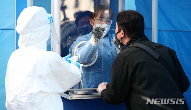 [서울=뉴시스]김선웅 기자 = 수능 다음날인 4일 서울 종로구 서울시교육청에 설치된 코로나19 선별진료소에서 의료진이 분주히 움직이고 있다. 시 교육청은 참여 교직원 및 관계요원 희망자 전원에게 코로나19 무료 진단검사를 제공한다고 밝혔다. 서울에 거주하는 수능 수험생과 학부모도 희망할 경우 서울시 선제검사를 통해 무료 진단검사를 받을 수 있다. 수능 감독관 선별진료소는 4곳에 설치된다. 종로구 시교육청 본청, 도봉구 북부교육지원청, 송파구 시교육청 학생체육관, 강서구 구 염강초등학교 부지에 마련된다. 한편 오늘 코로나바이러스 신규 확진자 수는 629명이다. 2020.12.04. mangusta@newsis.com