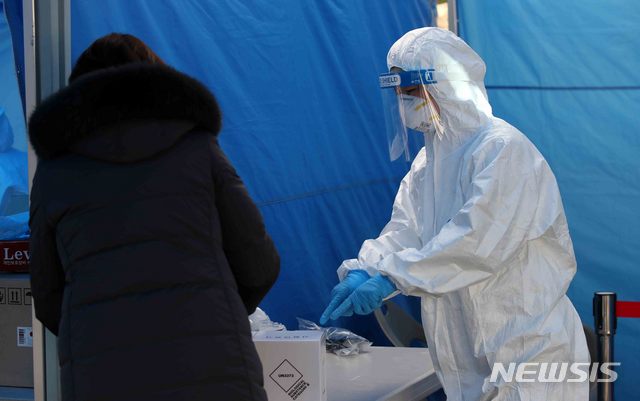 [서울=뉴시스]김선웅 기자 = 수능 다음날인 4일 서울 종로구 서울시교육청에 설치된 코로나19 선별진료소에서 의료진이 분주히 움직이고 있다. 시 교육청은 참여 교직원 및 관계요원 희망자 전원에게 코로나19 무료 진단검사를 제공한다고 밝혔다. 서울에 거주하는 수능 수험생과 학부모도 희망할 경우 서울시 선제검사를 통해 무료 진단검사를 받을 수 있다. 수능 감독관 선별진료소는 4곳에 설치된다. 종로구 시교육청 본청, 도봉구 북부교육지원청, 송파구 시교육청 학생체육관, 강서구 구 염강초등학교 부지에 마련된다. 한편 오늘 코로나바이러스 신규 확진자 수는 629명이다. 2020.12.04. mangusta@newsis.com