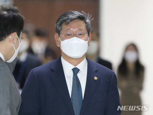 [서울=뉴시스] 전진환 기자 = 이용구 법무부차관이 지난 4일 오전 고위공직자범죄수사처 설치 및 운영에 관한 법률 일부개정법률안을 논의하는 법안심사제1소위원회가 열리는 서울 여의도 국회 법제사법위원회 회의실로 들어가고 있다. 2020.12.04. amin2@newsis.com