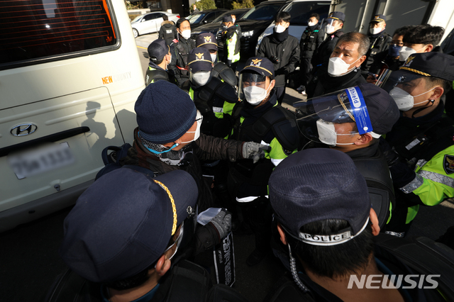 [서울=뉴시스] 이윤청 기자 = 서울시가 여의도 일대의 전국민주노동조합총연맹(민주노총)과 산별노조의 집회를 전면 금지한 4일 서울 여의도 더불어민주당 중앙당사로 가는 길목에서 민주노총 소속 1인 시위자가 경찰 병력과 대치하고 있다. 2020.12.04. radiohead@newsis.com