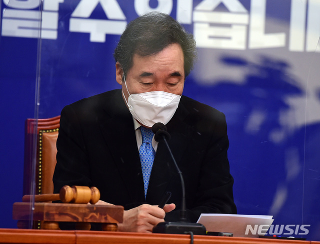 [서울=뉴시스] 전진환 기자 = 이낙연 더불어민주당 대표가 4일 국회에서 열린 최고위원회의에서 생각에 잠겨 있다. (공동취재사진) 2020.12.03.