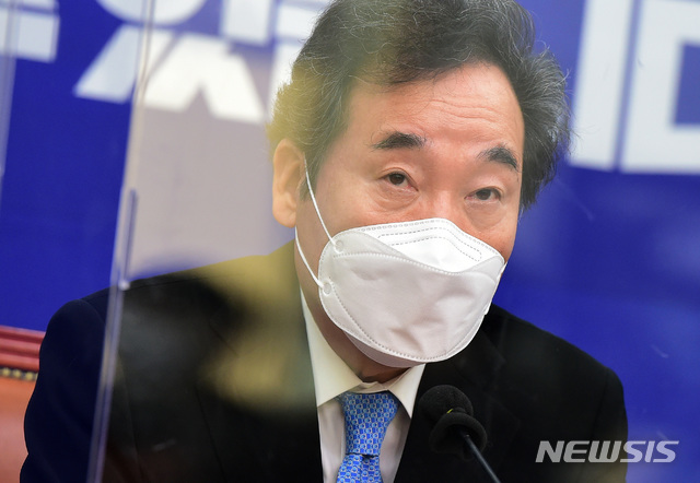 [서울=뉴시스] 전진환 기자 = 이낙연 더불어민주당 대표가 4일 국회에서 열린 최고위원회의에서 모두발언을 하고 있다. (공동취재사진) 2020.12.04. photo@newsis.com