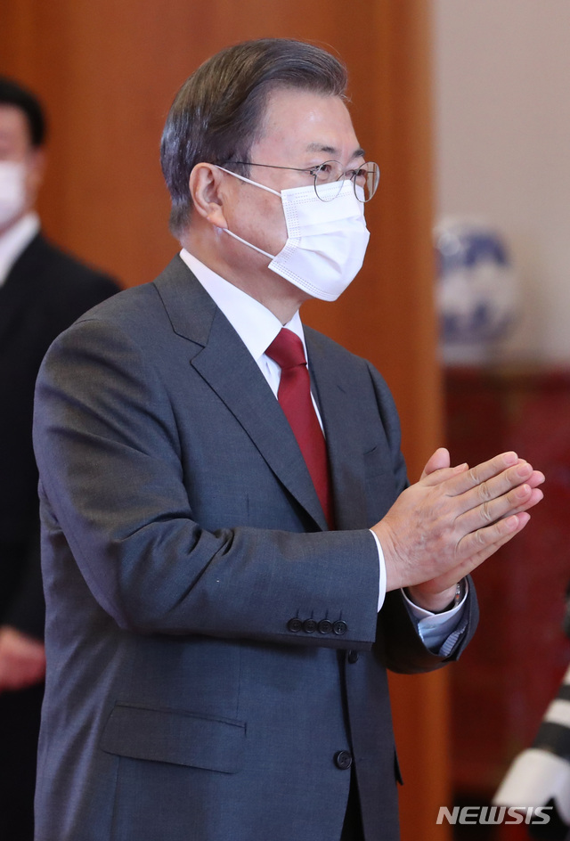 [서울=뉴시스]박영태 기자 = 문재인 대통령이 4일 오전 청와대 본관 중앙로비에서 열린 ‘2020 기부 나눔단체 초청 행사’에 참석하며 인사를 나누고 있다. 2020.12.04. since1999@newsis.com