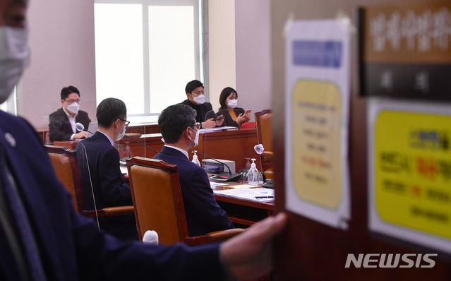 [서울=뉴시스] 전진환 기자 = 이용구 신임 법무부 차관이 4일 오전 서울 여의도 국회에서&nbsp; 고위공직자범죄수사처(공수처) 개정안 논의를 위해 비공개로 열린 법제사법위원회 법안심사제1소위원회에 출석하고 있다. (공동취재사진) 2020.12.04. photo@newsis.com