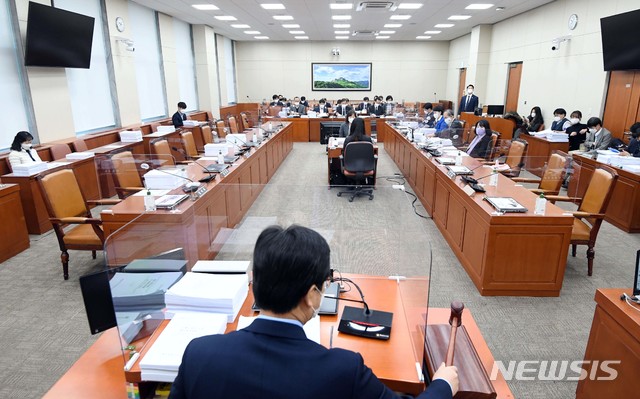 [서울=뉴시스]전진환 기자 = 4일 오전 서울 여의도 국회에서 환경노동위원회 고용노동법안심사소위가 열리고 있다. 2020.12.04. (공동취재사진) photo@newsis.com