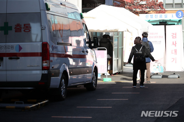 [서울=뉴시스]김선웅 기자 = 코로나 신규 확진자 수가 629명을 기록한 4일 서울 중구 국립중앙의료원에 설치된 코로나19 선별진료소가 한산한 모습을 보이고 있다. 2020.12.04. mangusta@newsis.com